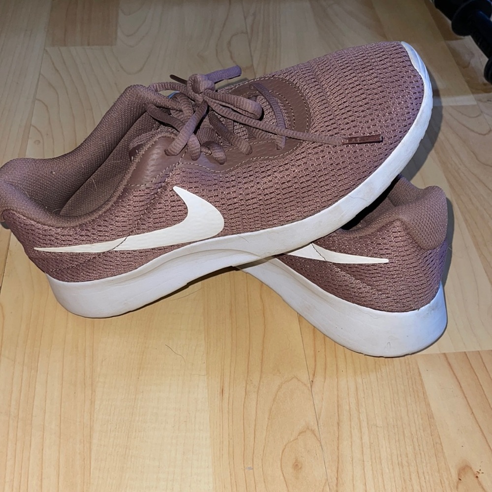 Excellent condition women’s nike shoes size 8